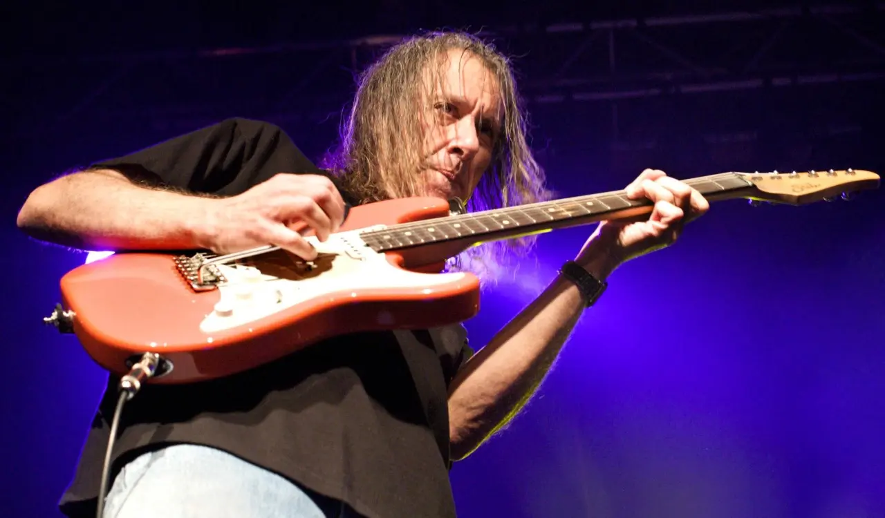 Scott Henderson sur scène, il joue de la guitare.